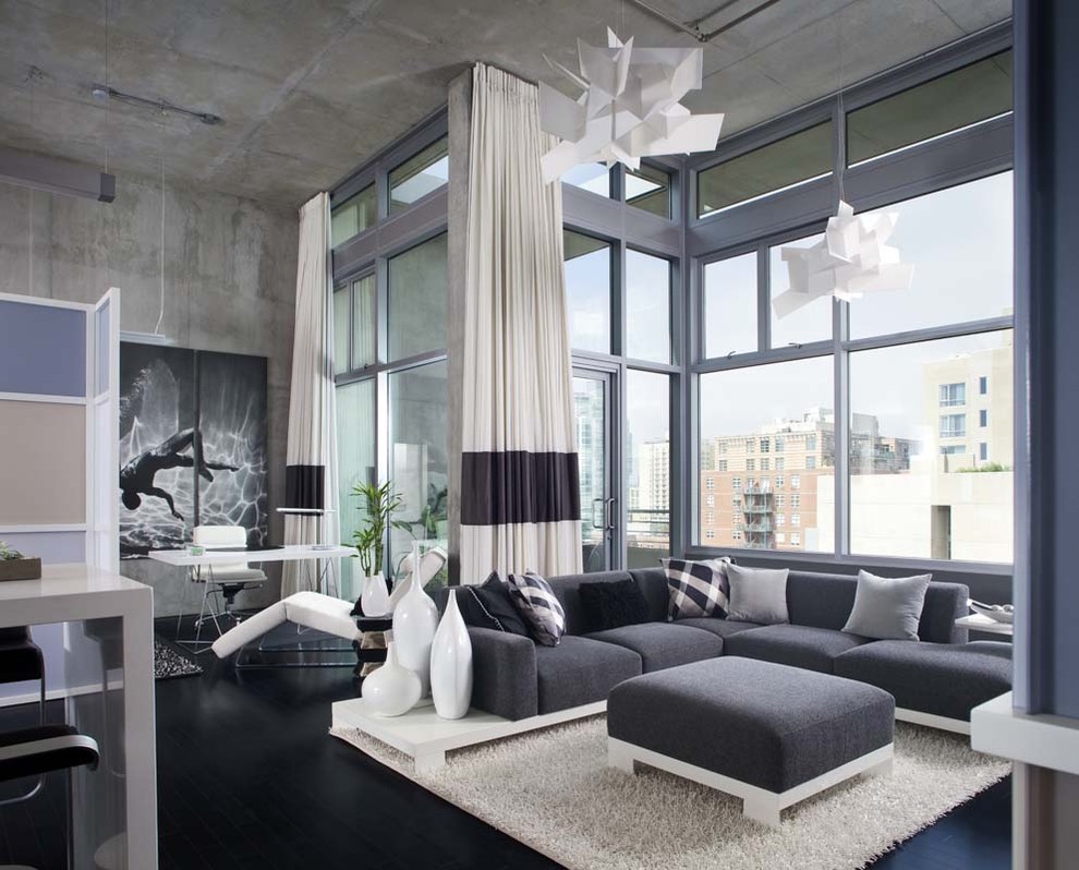 Industrial Wohnzimmer mit grauer Wandfarbe in San Diego