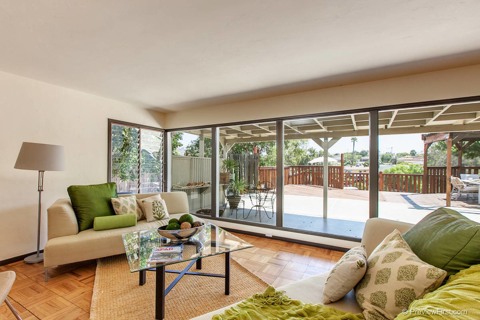 Mittelgroßes, Repräsentatives, Fernseherloses, Offenes Klassisches Wohnzimmer ohne Kamin mit weißer Wandfarbe und hellem Holzboden in San Diego