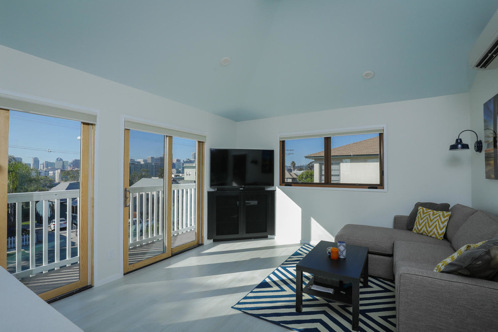 Foto di un piccolo soggiorno stile marino aperto con pareti bianche e parete attrezzata