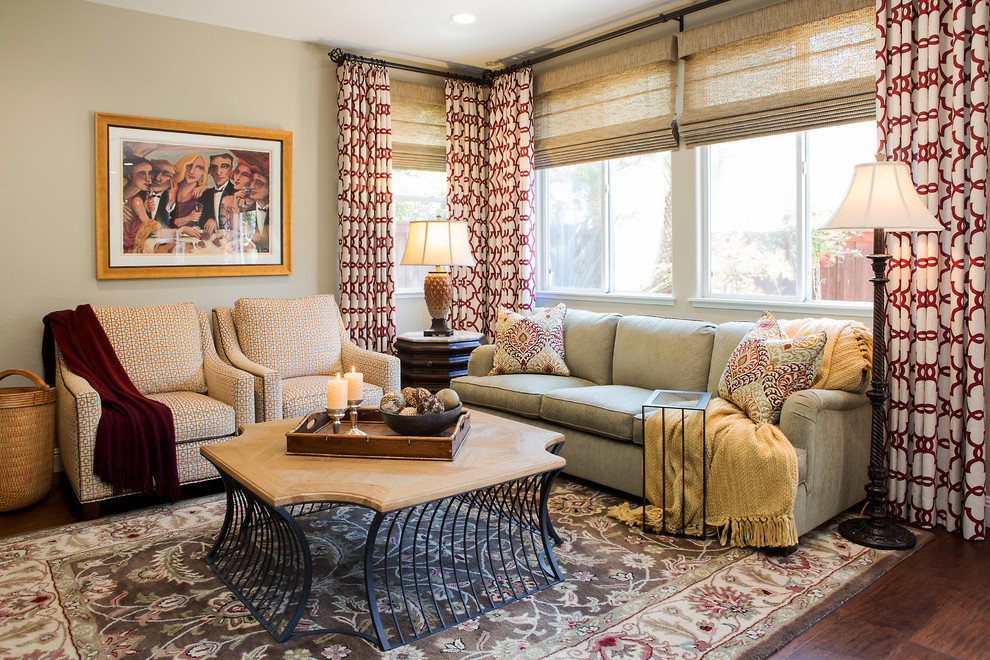 Kleines, Offenes Klassisches Wohnzimmer mit beiger Wandfarbe, braunem Holzboden und braunem Boden in San Diego