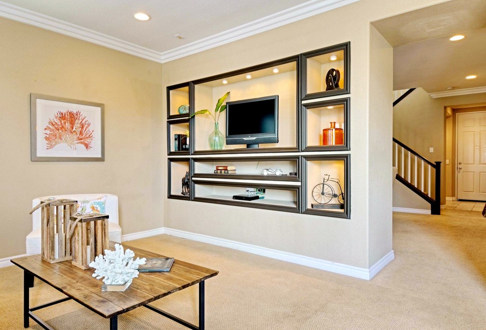 Idée de décoration pour un grand salon design ouvert avec un mur blanc, moquette et un téléviseur encastré.