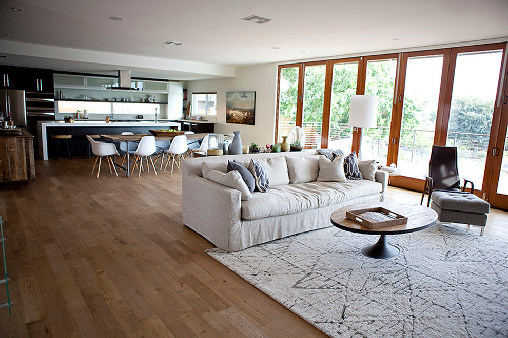 Modernes Wohnzimmer mit weißer Wandfarbe und braunem Holzboden in San Diego