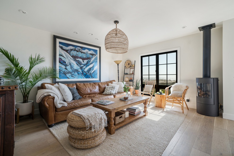Foto di un soggiorno classico con pareti grigie, parquet chiaro e pavimento beige