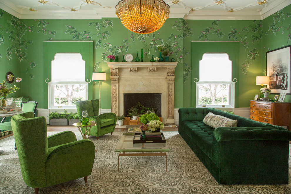 Пример оригинального дизайна: парадная гостиная комната в классическом стиле с зелеными стенами и стандартным камином
