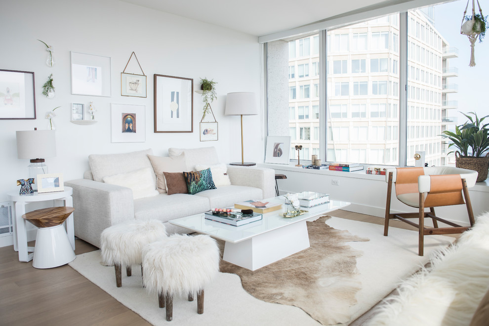 Imagen de salón para visitas abierto escandinavo de tamaño medio sin chimenea y televisor con paredes blancas, suelo de madera clara y suelo beige
