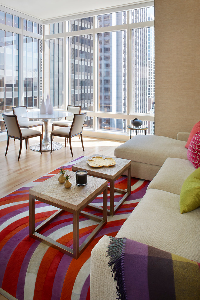 Offenes Modernes Wohnzimmer mit beiger Wandfarbe und hellem Holzboden in San Francisco