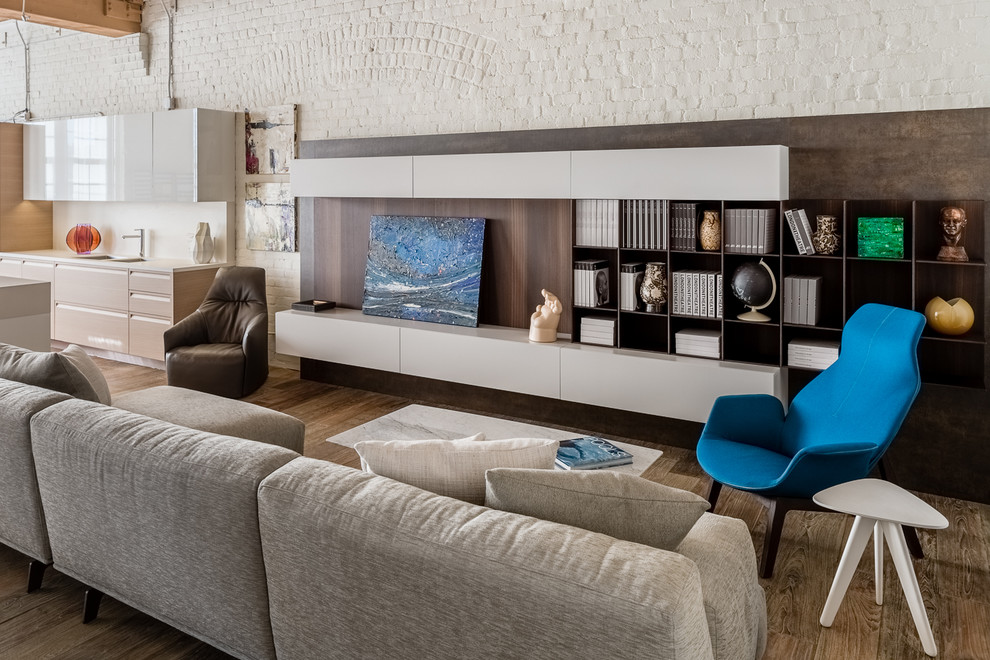 На фото: открытая гостиная комната в современном стиле с белыми стенами без камина, телевизора