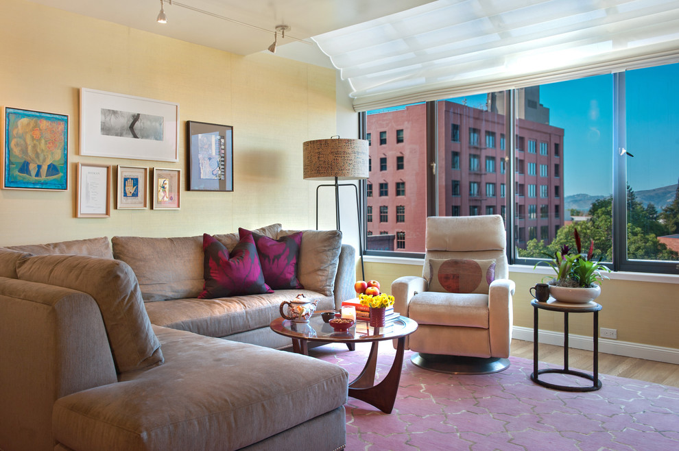 Mittelgroßes Klassisches Wohnzimmer mit gelber Wandfarbe, braunem Holzboden, freistehendem TV und grauem Boden in San Francisco