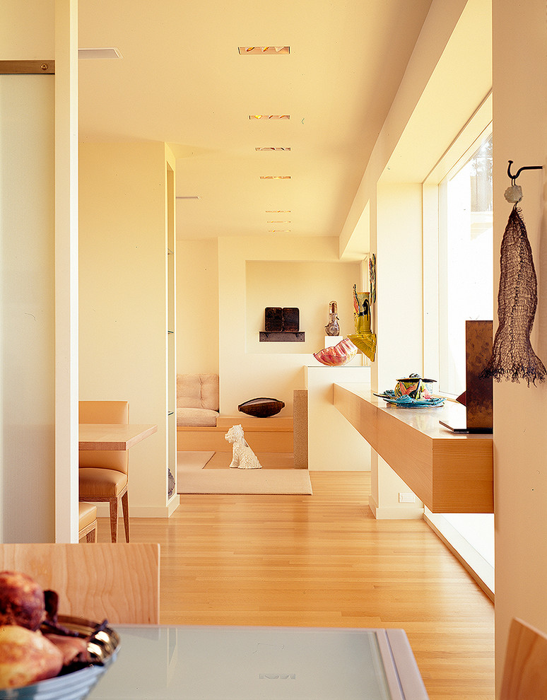 На фото: большая парадная, открытая гостиная комната в стиле модернизм с бежевыми стенами, светлым паркетным полом и оранжевым полом