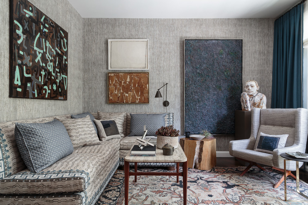 Cette photo montre un salon tendance avec un mur gris et parquet foncé.