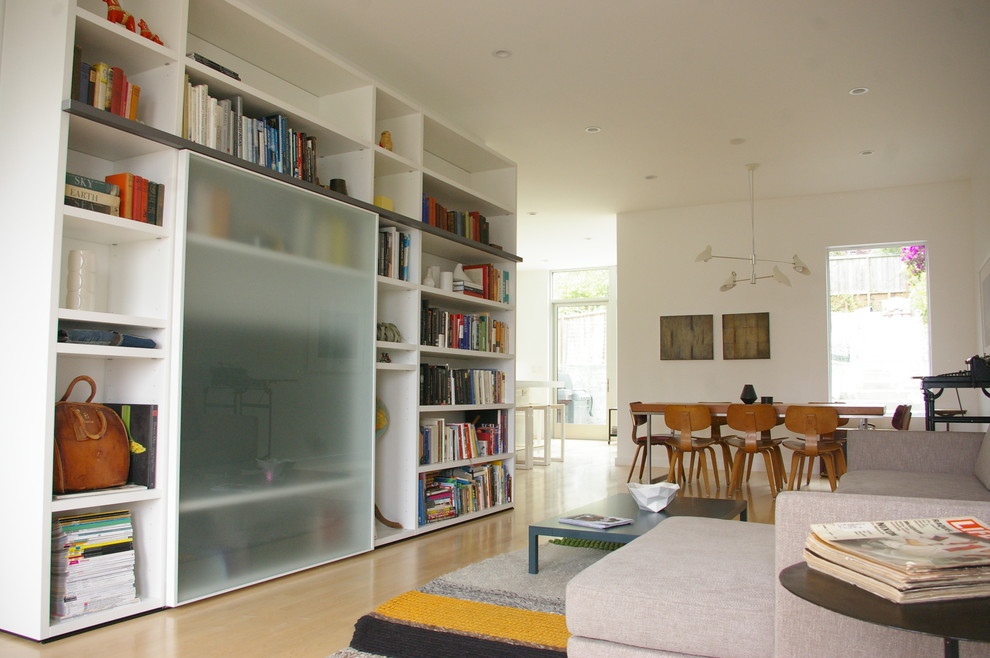 Ispirazione per un soggiorno minimalista aperto con libreria