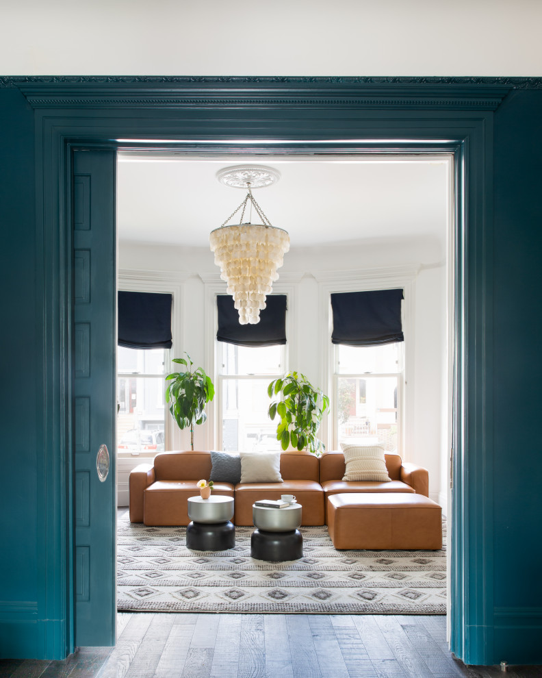 Стильный дизайн: гостиная комната в современном стиле с белыми стенами, темным паркетным полом и коричневым полом - последний тренд