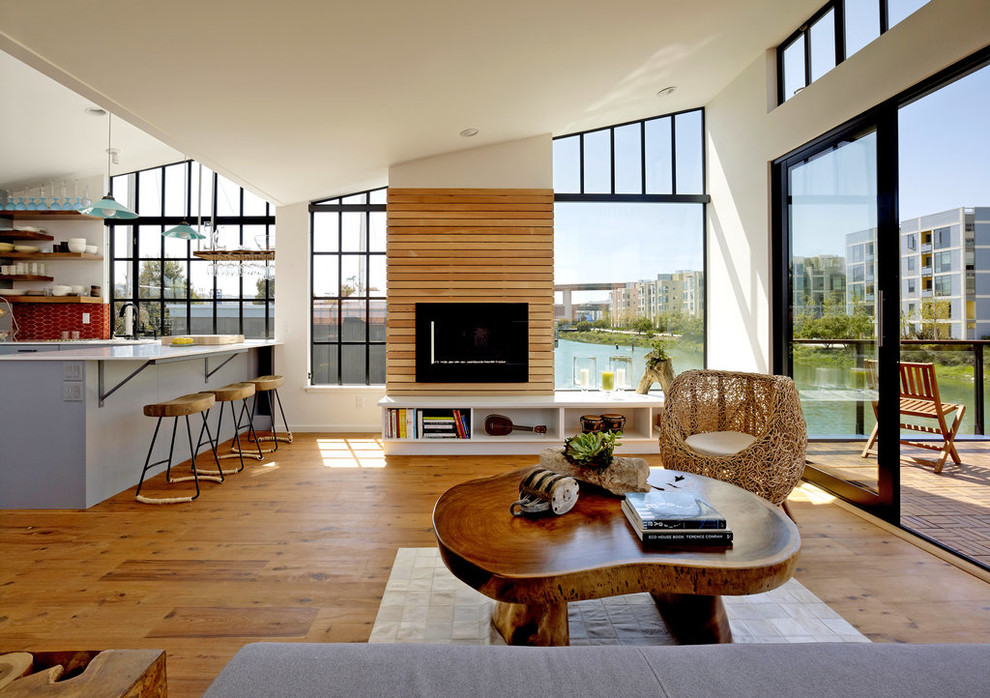 Offenes Maritimes Wohnzimmer mit braunem Holzboden und Gaskamin in San Francisco