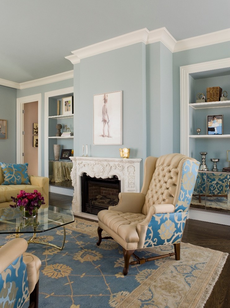 Esempio di un grande soggiorno chic chiuso con pareti blu, parquet scuro, camino classico, cornice del camino in legno, sala formale e nessuna TV