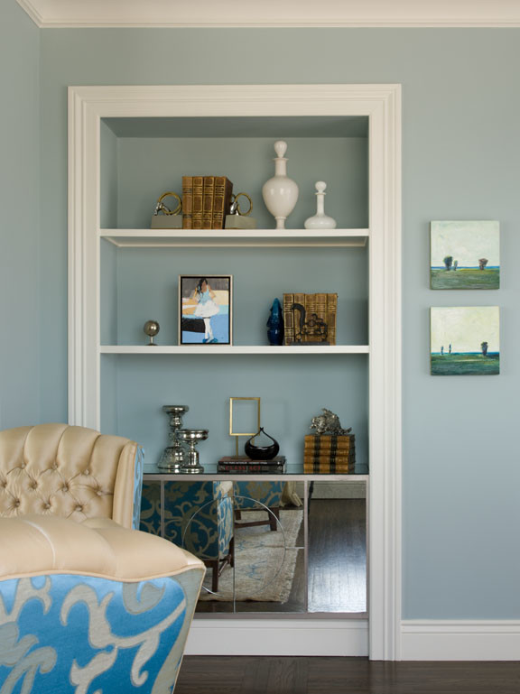 Foto di un grande soggiorno contemporaneo chiuso con pareti blu, parquet scuro, camino classico, cornice del camino in legno, sala formale e nessuna TV