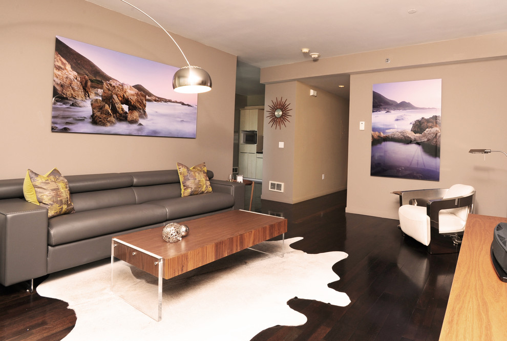 Свежая идея для дизайна: изолированная гостиная комната среднего размера в современном стиле с бежевыми стенами, темным паркетным полом, коричневым полом и отдельно стоящим телевизором без камина - отличное фото интерьера
