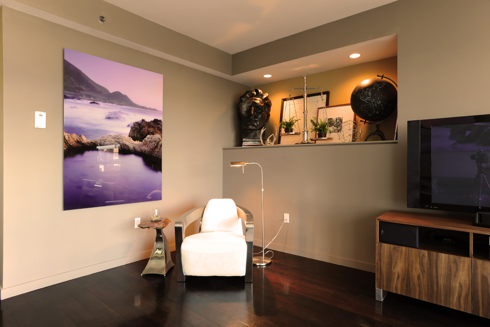 Ejemplo de salón cerrado contemporáneo de tamaño medio sin chimenea con paredes beige, suelo de madera oscura, televisor independiente y suelo marrón