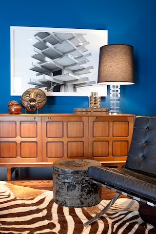 Mittelgroßes, Offenes Modernes Wohnzimmer mit blauer Wandfarbe, dunklem Holzboden, Kamin und TV-Wand in San Francisco