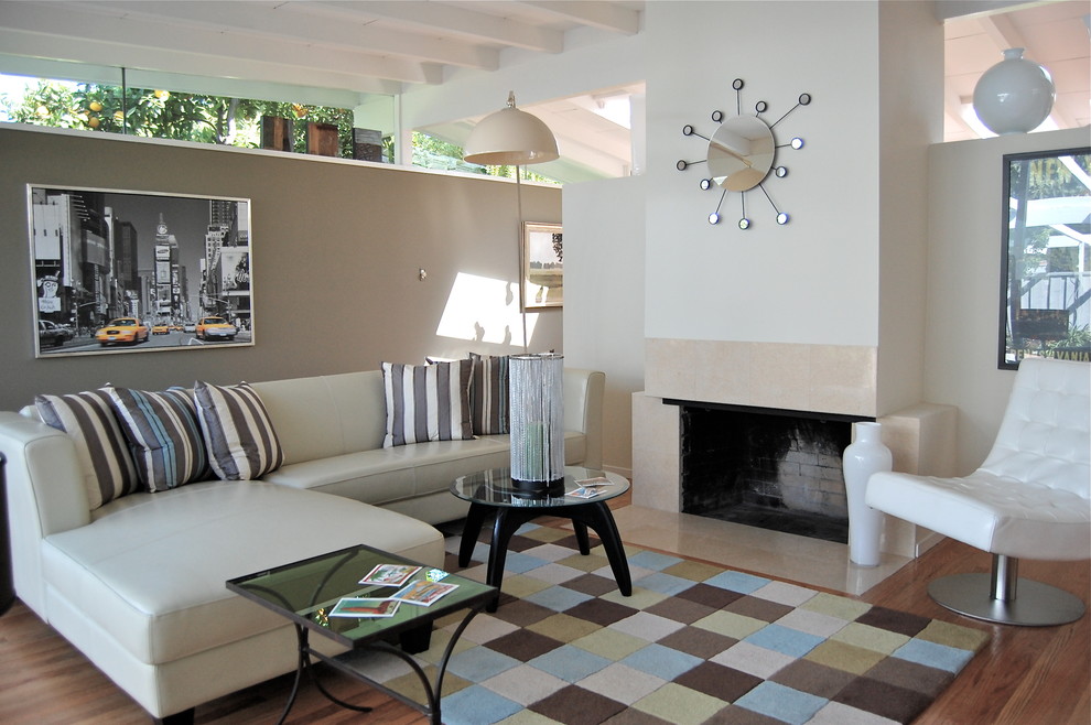 Esempio di un soggiorno design con pareti beige