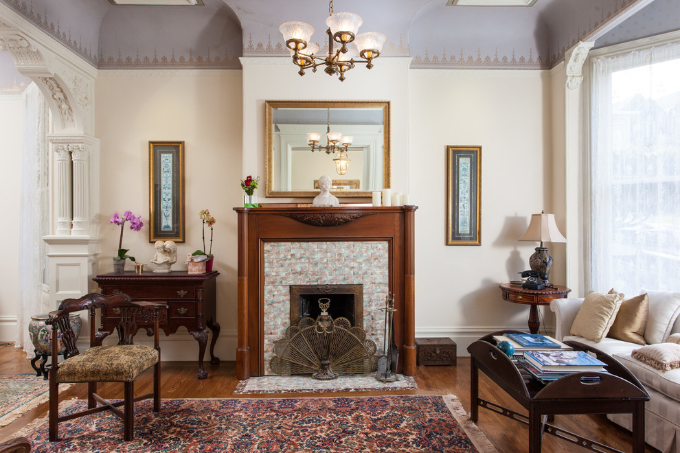 Repräsentatives, Fernseherloses, Abgetrenntes Klassisches Wohnzimmer mit beiger Wandfarbe, braunem Holzboden, Kamin und gefliester Kaminumrandung in San Francisco