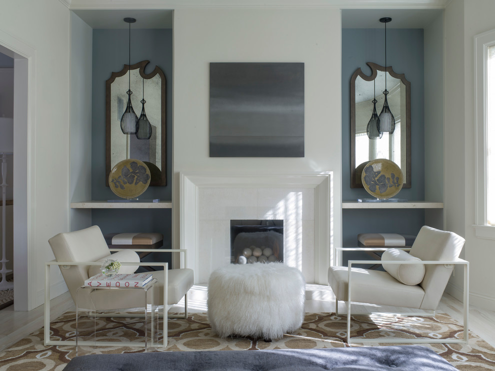 Стильный дизайн: парадная, изолированная гостиная комната в стиле неоклассика (современная классика) с синими стенами, светлым паркетным полом, стандартным камином, фасадом камина из плитки и ковром на полу без телевизора - последний тренд
