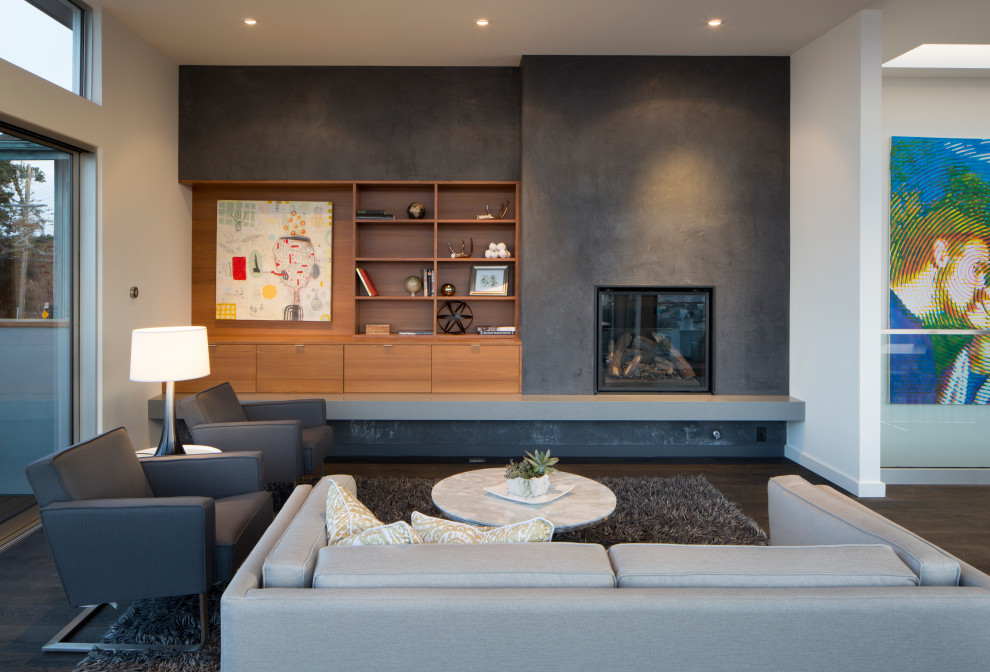 Mittelgroßes, Offenes Modernes Wohnzimmer mit grauer Wandfarbe, dunklem Holzboden, Kamin, verputzter Kaminumrandung und braunem Boden in San Francisco