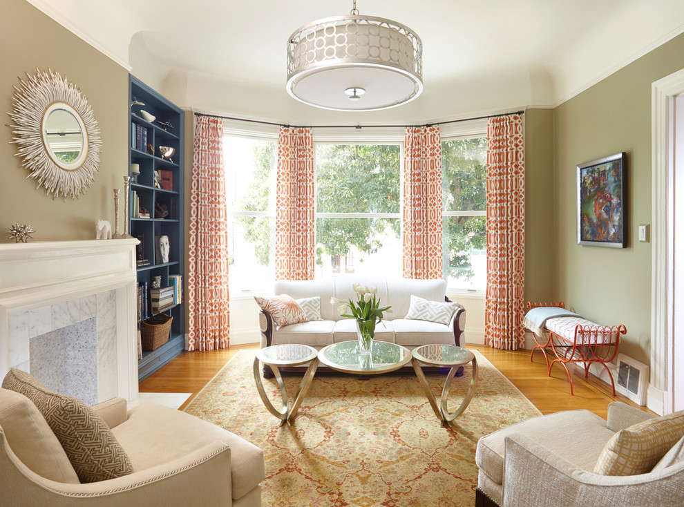 Fernseherloses Klassisches Wohnzimmer mit brauner Wandfarbe, braunem Holzboden und Kamin in San Francisco