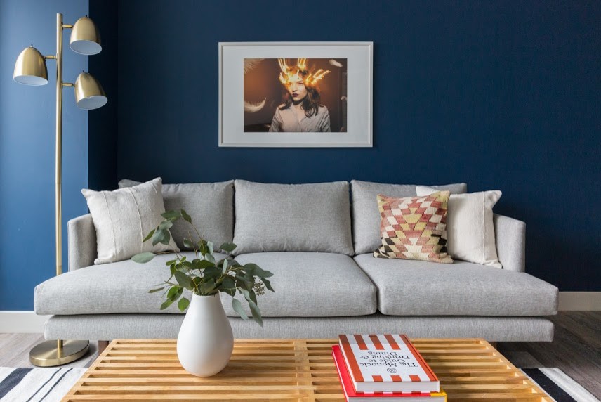 Aménagement d'un petit salon éclectique ouvert avec un mur bleu, un sol en carrelage de céramique, un téléviseur indépendant, un sol beige et éclairage.