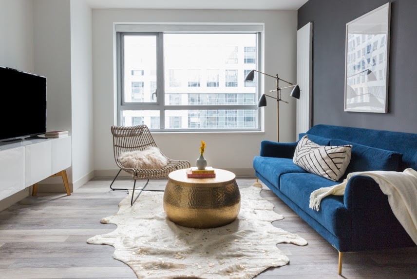Ispirazione per un piccolo soggiorno bohémian aperto con pareti grigie, parquet chiaro, TV autoportante e pavimento beige