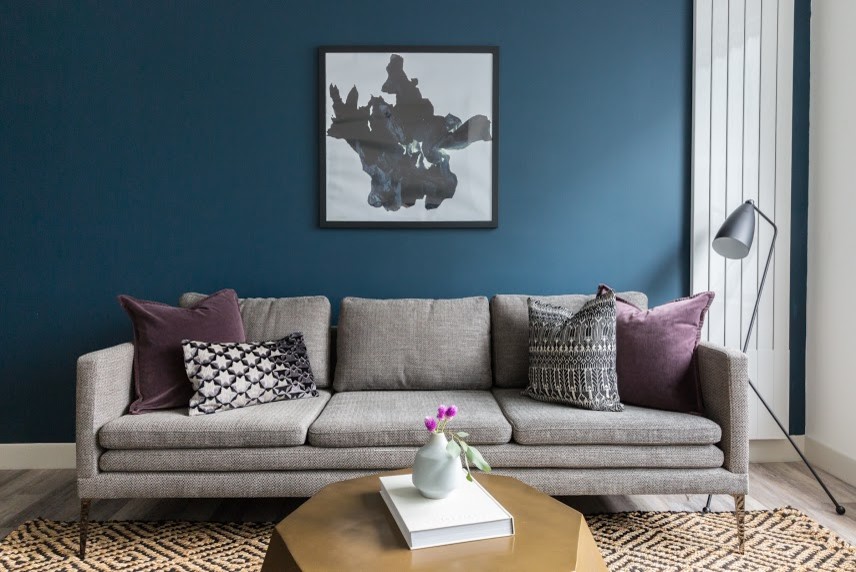 Пример оригинального дизайна: маленькая открытая гостиная комната в стиле фьюжн с синими стенами, светлым паркетным полом, отдельно стоящим телевизором и бежевым полом для на участке и в саду