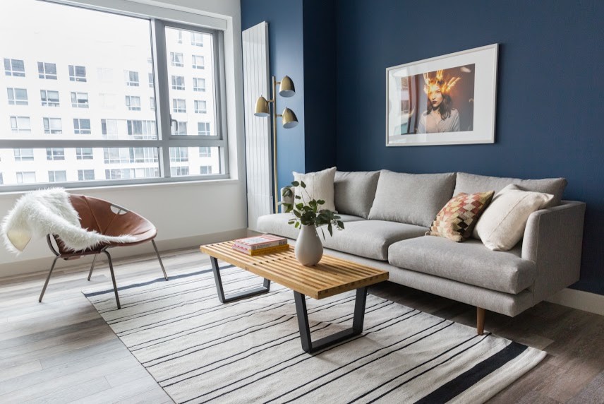 Diseño de salón abierto bohemio pequeño con paredes azules, suelo de baldosas de cerámica, televisor independiente y suelo beige