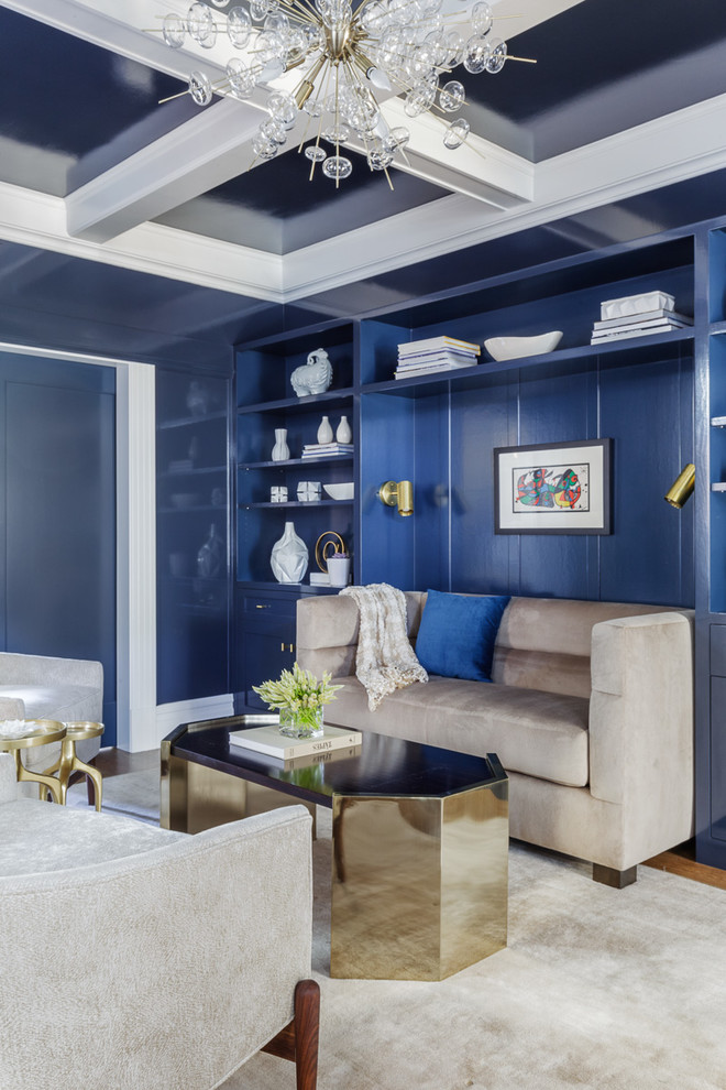 Immagine di un soggiorno classico di medie dimensioni e chiuso con pareti blu, pavimento in legno massello medio, libreria, nessun camino e nessuna TV