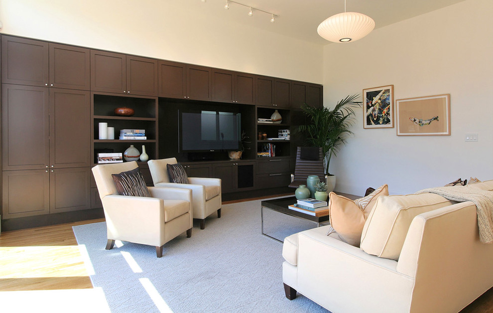 Пример оригинального дизайна: гостиная комната в современном стиле с белыми стенами и мультимедийным центром