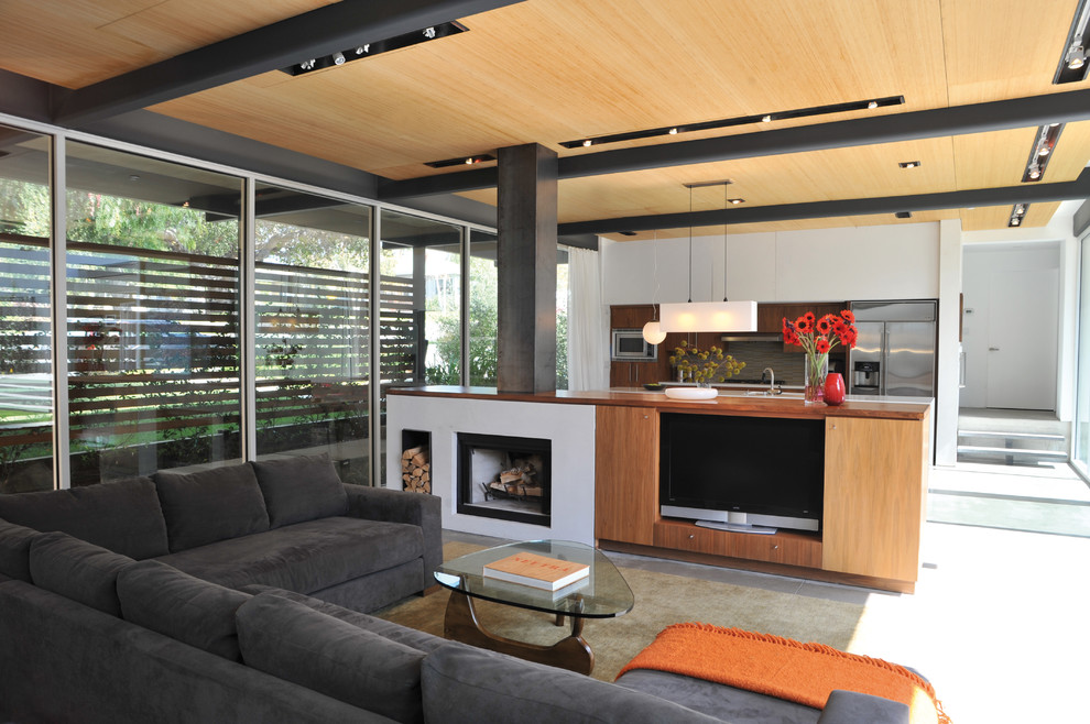 Стильный дизайн: гостиная комната в стиле модернизм с бетонным полом - последний тренд