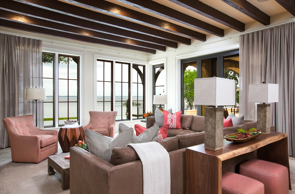 Repräsentatives, Fernseherloses Mediterranes Wohnzimmer mit weißer Wandfarbe, Teppichboden und beigem Boden in Jacksonville