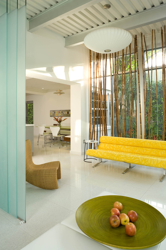 Mittelgroßes, Offenes, Fernseherloses, Repräsentatives Modernes Wohnzimmer ohne Kamin mit weißer Wandfarbe, Porzellan-Bodenfliesen und weißem Boden in Miami