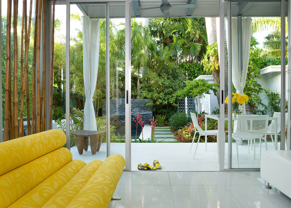 Offenes, Mittelgroßes, Fernseherloses, Repräsentatives Modernes Wohnzimmer ohne Kamin mit weißer Wandfarbe, Porzellan-Bodenfliesen und weißem Boden in Miami