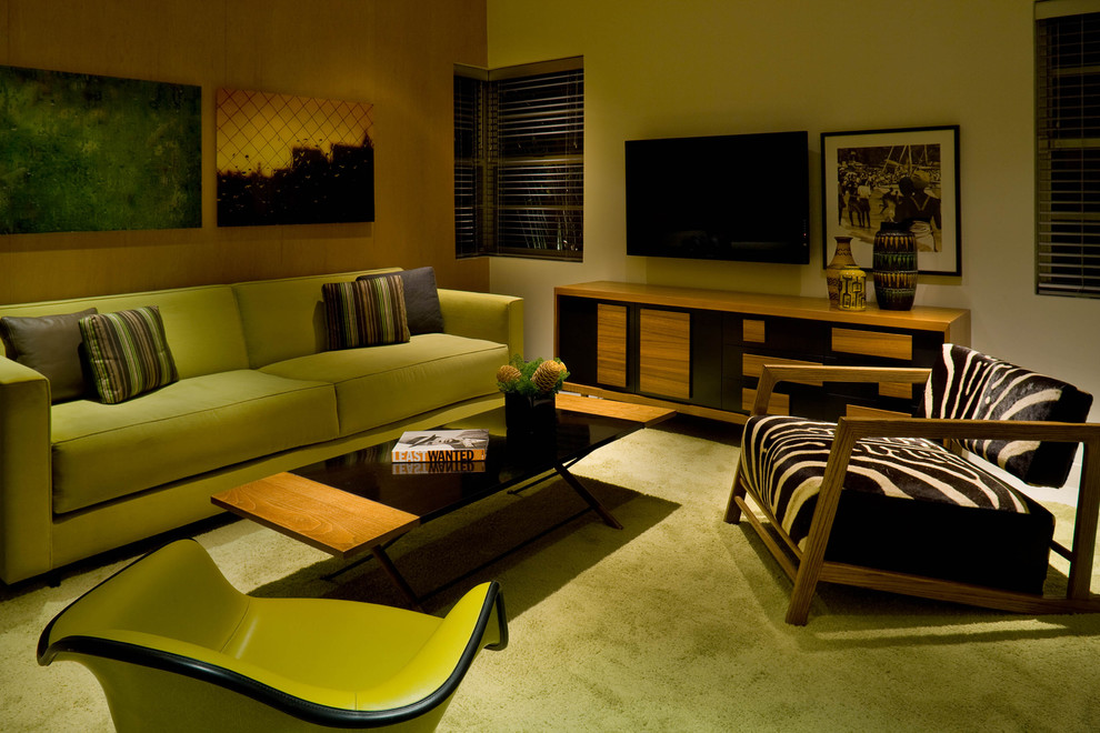 Bild på ett mellanstort funkis separat vardagsrum, med en väggmonterad TV, vita väggar och grönt golv
