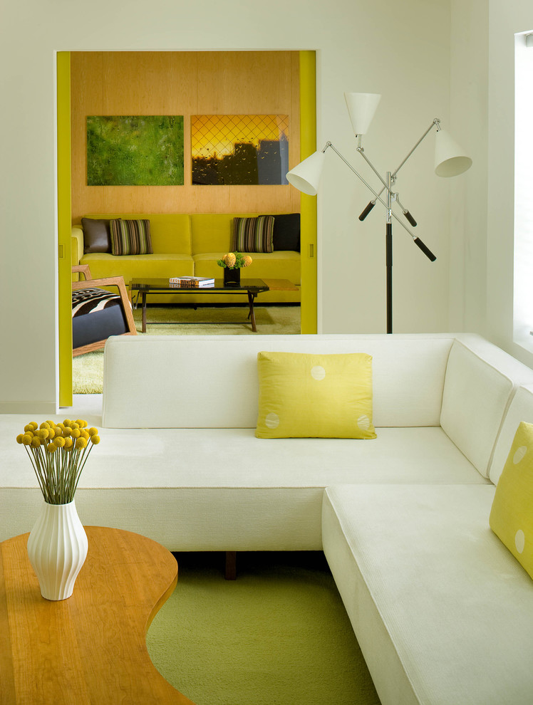 Mittelgroßes, Fernseherloses, Abgetrenntes Modernes Wohnzimmer mit weißer Wandfarbe und Keramikboden in Miami