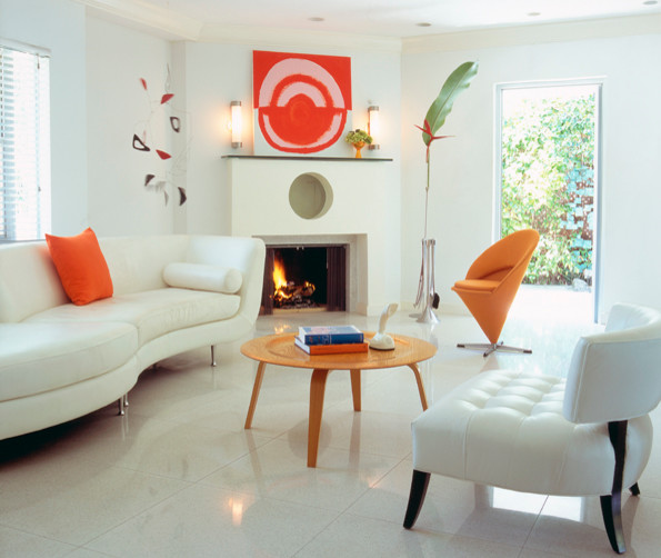 На фото: изолированная гостиная комната среднего размера в стиле ретро с белыми стенами, полом из керамической плитки, стандартным камином и фасадом камина из дерева