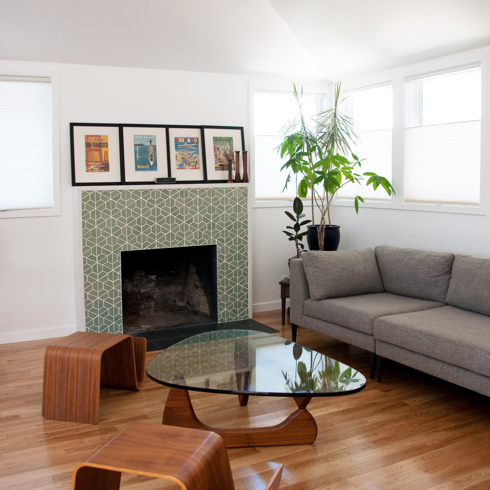 Mittelgroßes, Fernseherloses, Offenes Modernes Wohnzimmer mit weißer Wandfarbe, hellem Holzboden, Kamin, gefliester Kaminumrandung und schwarzem Boden in San Francisco