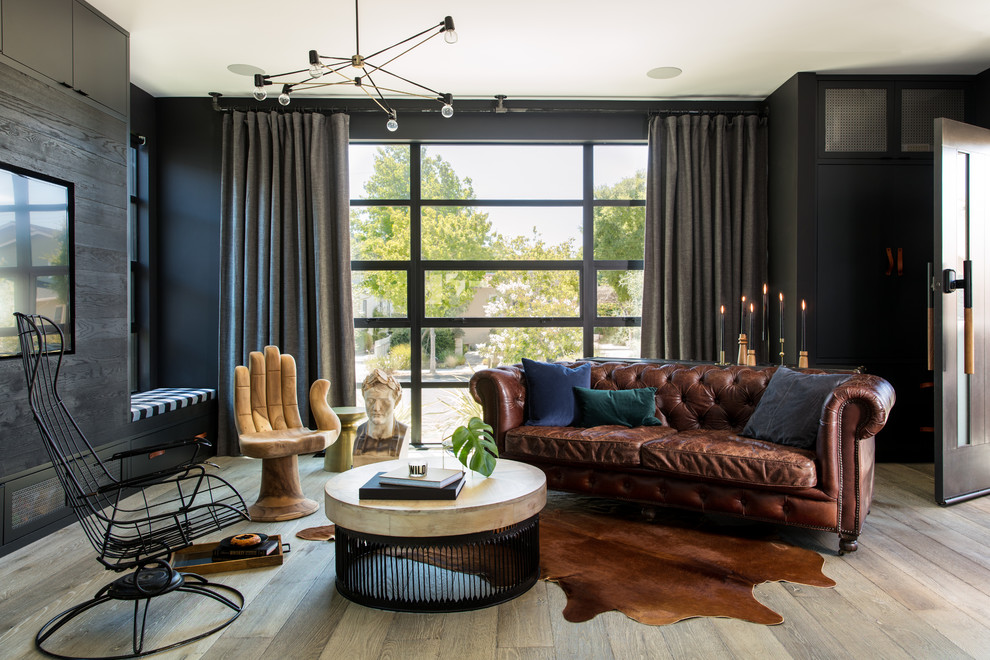 Idéer för ett modernt vardagsrum, med svarta väggar, mellanmörkt trägolv, en väggmonterad TV och brunt golv