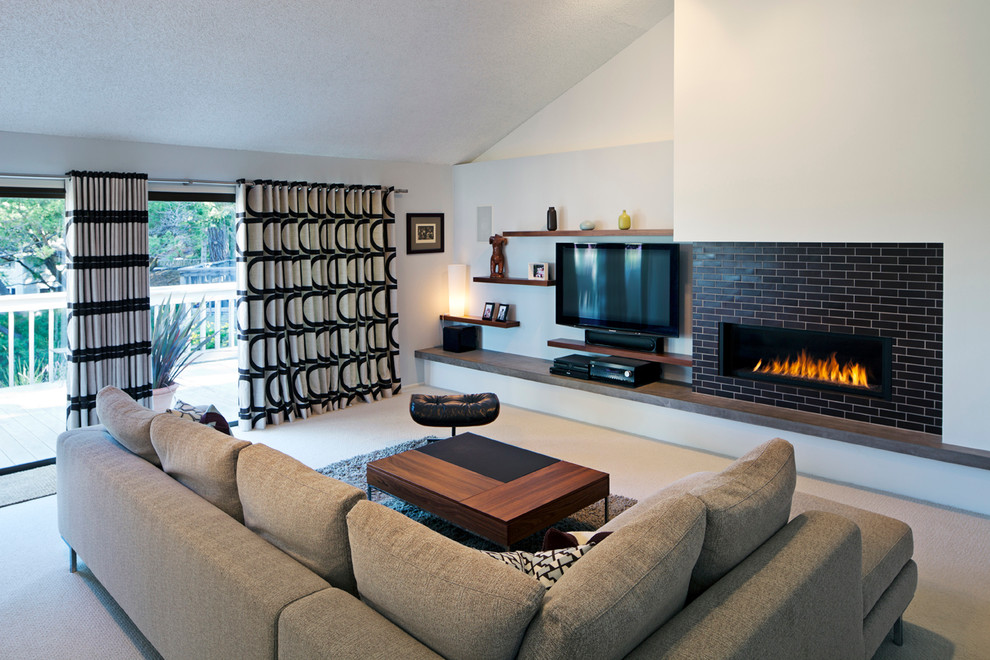 На фото: гостиная комната в стиле модернизм с белыми стенами и горизонтальным камином с