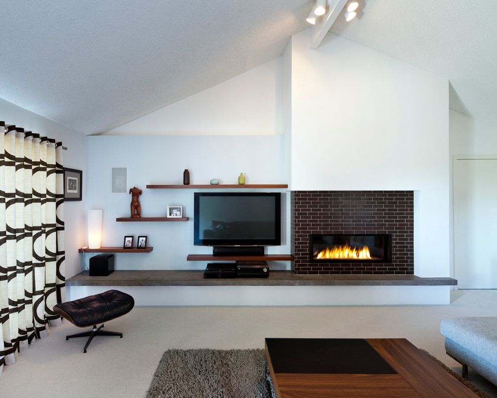 Пример оригинального дизайна: гостиная комната в стиле модернизм с ковром на полу