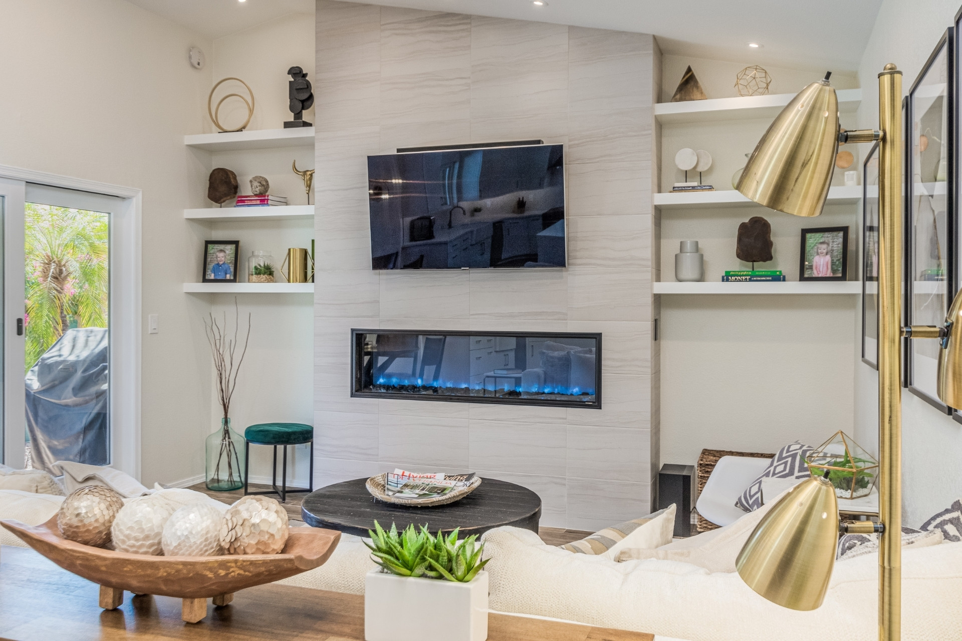 75 Beautiful Midcentury Living Room with a Wall Mounted TV Ideas