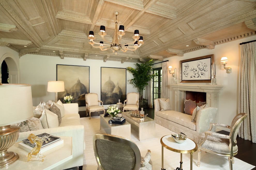Exempel på ett stort klassiskt separat vardagsrum, med ett finrum, beige väggar, mörkt trägolv, en väggmonterad TV och brunt golv