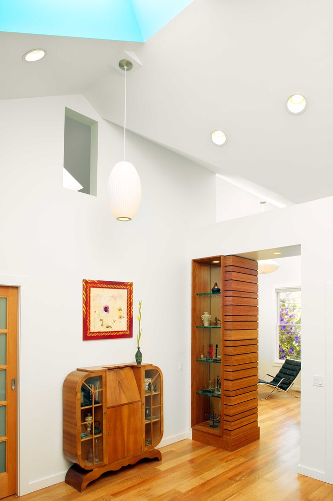 Mittelgroßes, Fernseherloses, Abgetrenntes Modernes Wohnzimmer ohne Kamin mit weißer Wandfarbe und braunem Holzboden in San Francisco