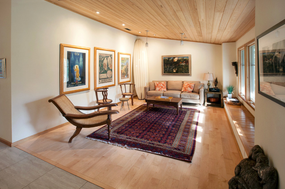 Diseño de salón para visitas abierto marinero grande sin chimenea y televisor con paredes blancas, suelo de madera clara y suelo marrón