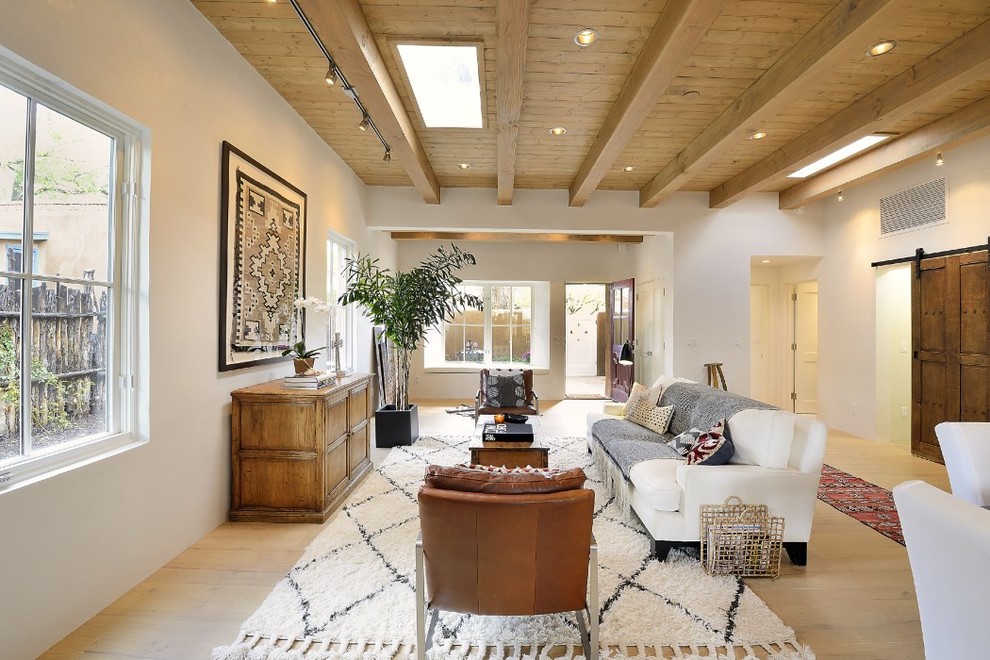 Fernseherloses Klassisches Wohnzimmer ohne Kamin mit weißer Wandfarbe und hellem Holzboden in Albuquerque