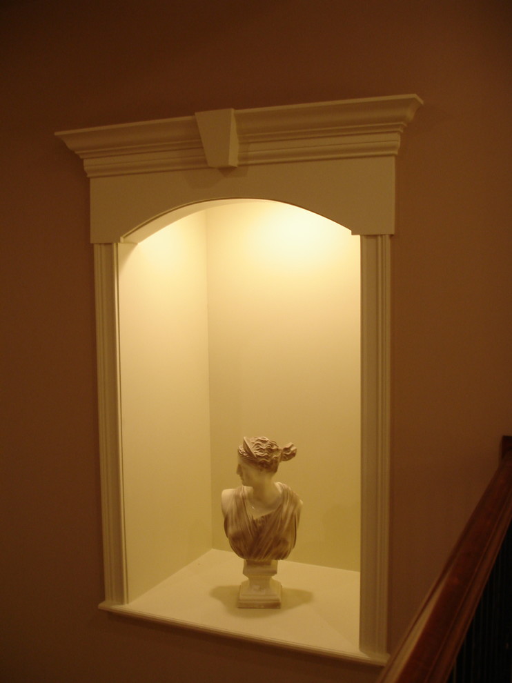 Repräsentatives Klassisches Wohnzimmer mit beiger Wandfarbe in Sonstige